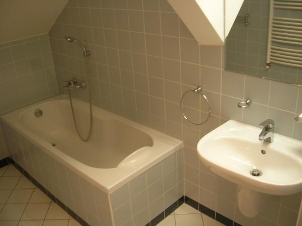 Nice bathroom upstairs with bathtube & WC