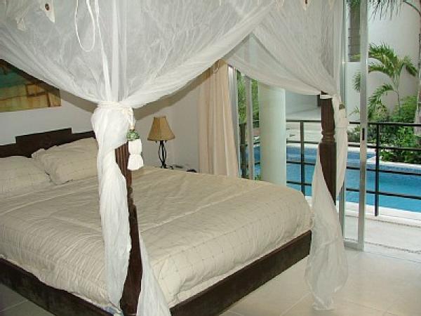 Romantic Canopy Bed. 