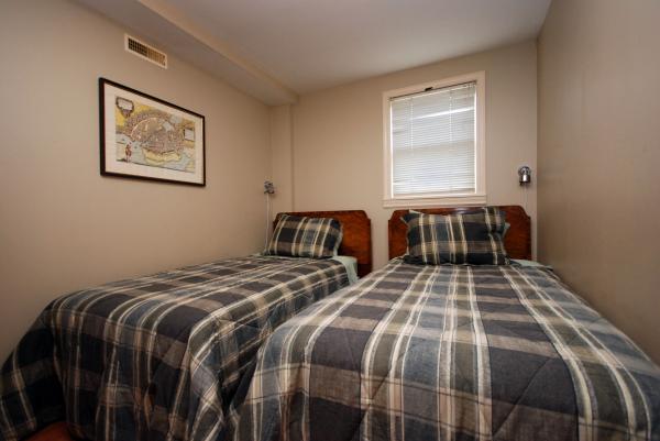 Bedroom 3 with two twin beds