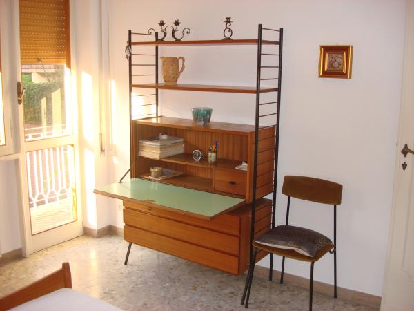 Desk in the Single Bedroom
