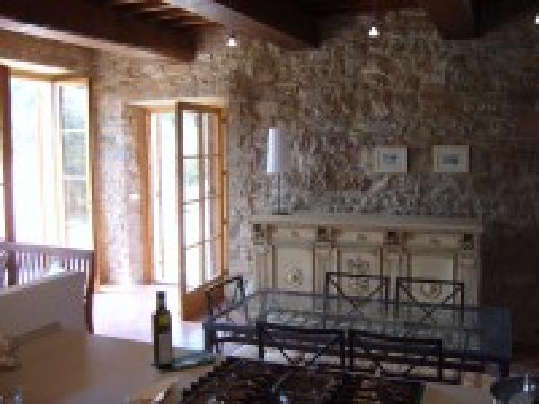 Frantoio - dining room & kitchenette