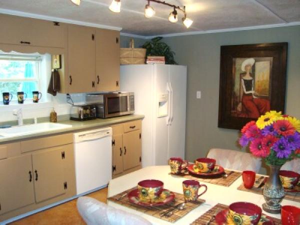Charming Eat-In Kitchen w/Quality Cookware
