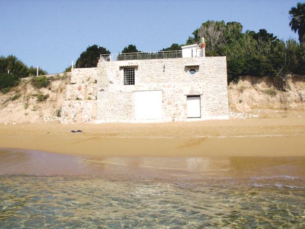 Cottage Sabbia on a Sandy Sicilian Beach