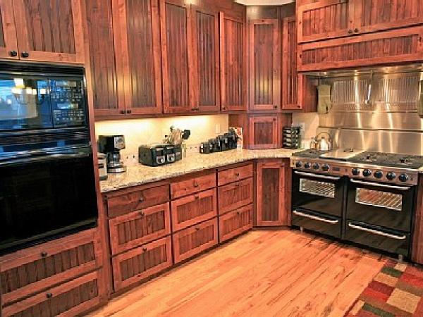 Kitchen w/3 ovens, 2 dishwashers, granite counters