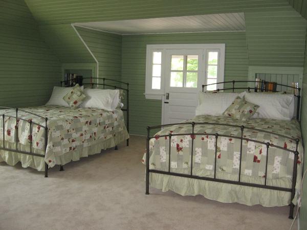 Loft Bedroom (2 queen beds)