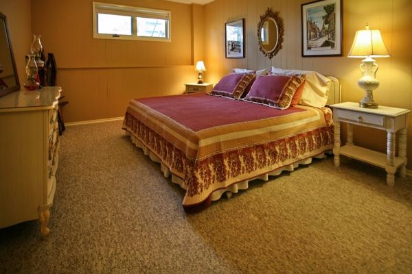 King Bedroom Converts to Twin Beds
