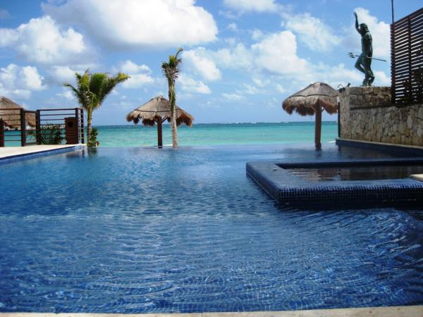 Stunning Infinity Pool + ocean views + heated spa