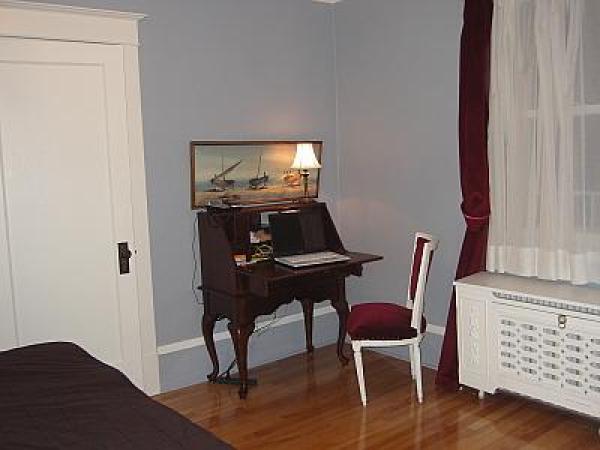 Chambre avec bureau, placard-penderie - Bedroom