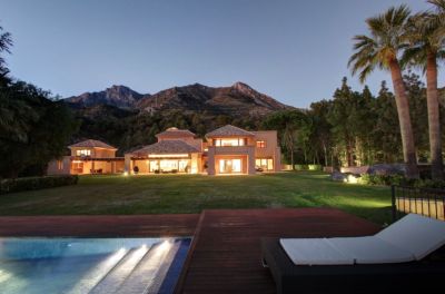 Luxury villa in Marbella with Swimming pool at night