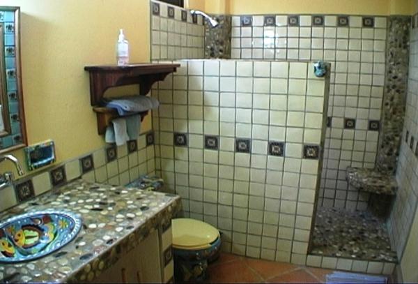 Ave De Paraiso's Bathroom