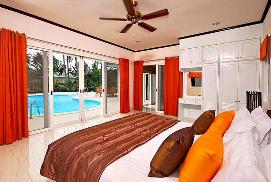 Pattaya Villa bedroom with view of pool