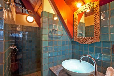 Laemset Lodge blue Shower room