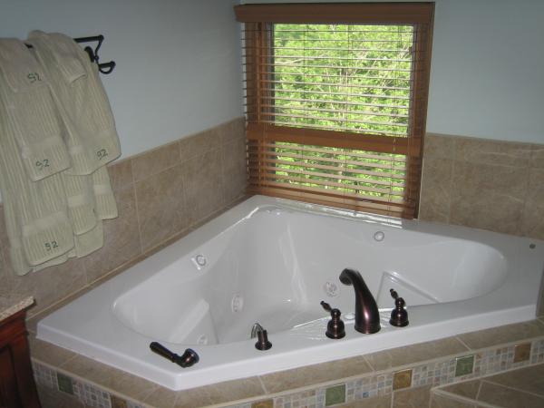 2nd lvl:Master bath-jetted tub for 2-custom tile