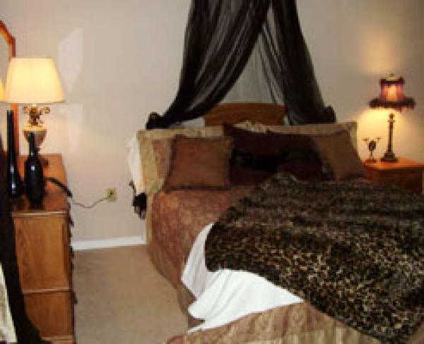 Upper Canad Mistress Suite - Queen Size Bedroom 