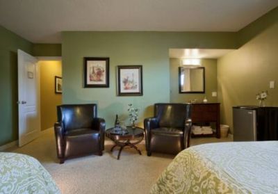 Vineyard: two queen beds, sitting area, mini-bar, robes and slippers, sleeps 2-4.