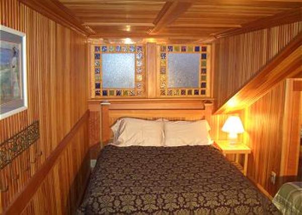 Queen Bedroom with 2 Singles