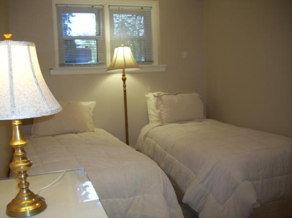 Twin bedrom with two twin beds