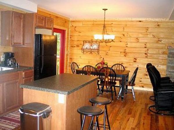Black 'Beary' Cabin: Kitchen with Dining