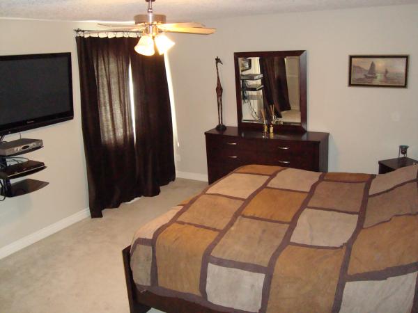 Master Room,king bed,HD TV,dresser,walk in closet