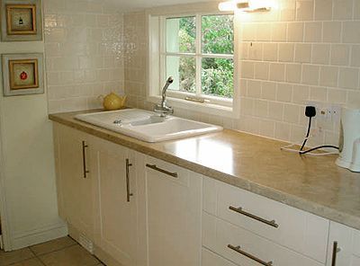 Kitchen with traditional belfast sink