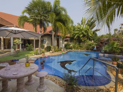 Relaxing Palm Pool Villa alfresco dining