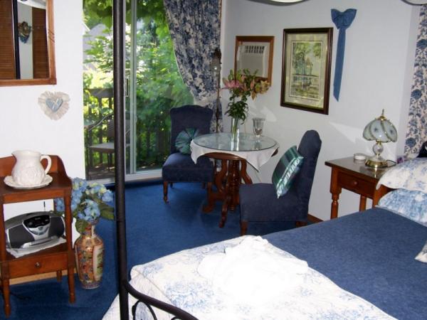 The Cozy Blue Whirlpool Suite