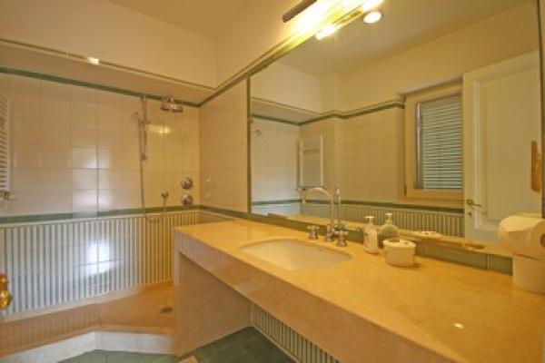 Saint FR Bathroom