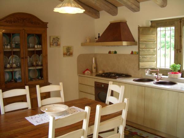 Apartment Melograno: Kitchen & Dinning Area