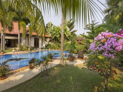Relaxing Palm Pool Villa gardens