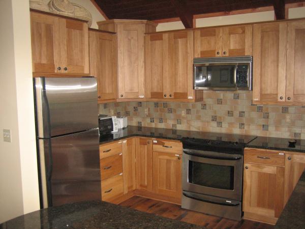 Custom kitchen amenities like home, granite, tile