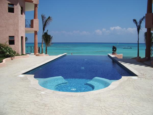 The Courtyard Infinity Pool and Jacuzzi