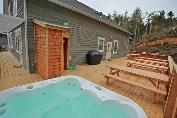 7 Person Hot Tub, Sauna, Gas BBQ, Seating for 50+