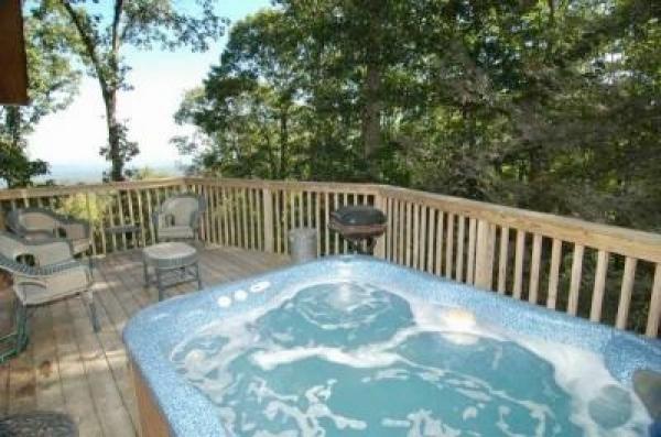 Large hot tub on the deck / Spectacular Views!