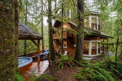 Cabin side view & Hot tub