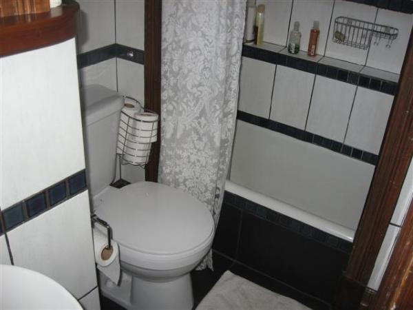 Apartment 2: Bathroom