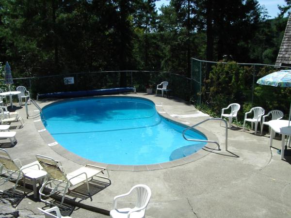 The heated pool close to the Townhouse