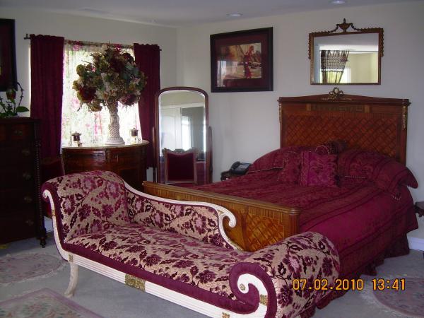 Upstairs Master (Queen Bed) Burgandy Room