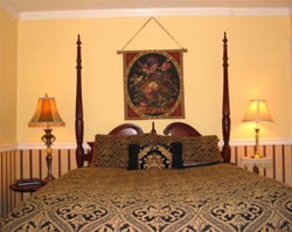 Cascade Suite's Four Poster Queen Bed