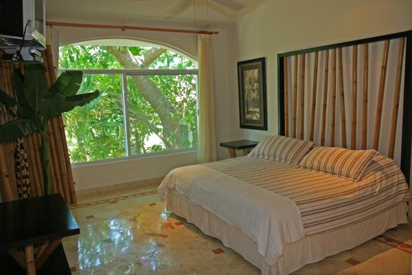 1st Floor Bamboo King Suite with In-Suite Bath