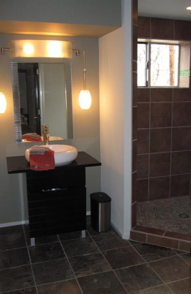 spacious bathroom w/pebble & slate floors