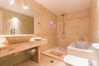 Quinta Oceane bath and shower room