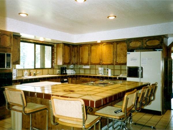 Jenaire Kitchen and seating for 5.