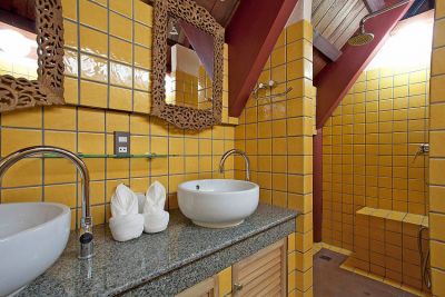 Yellow Shower room in Laemset Lodge