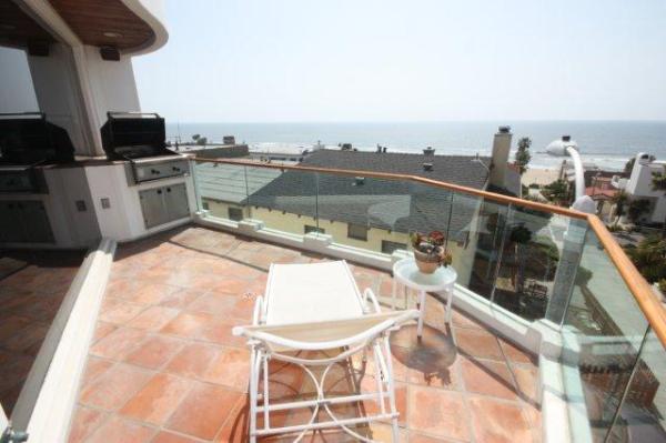 Balcony wtih SS gas barbecue and lounge