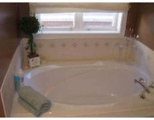 Tub in En-Suite with Separate Shower !