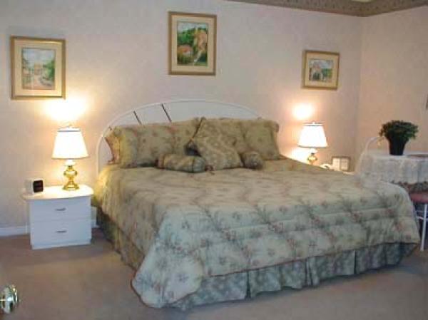 Grapevine Room with king/twin beds-ensuite