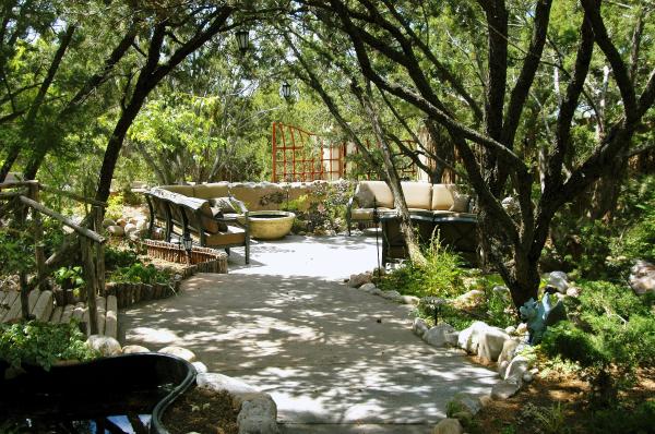 Enchanted Frontyard Garden Area For Relaxing