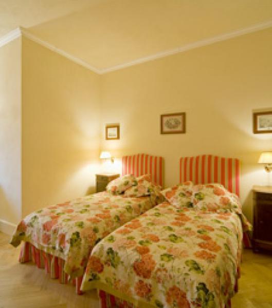 Suites Violetta Twin Bedroom