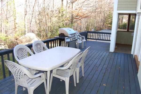 Deck with Gas BBQ grill + covered deck for winter