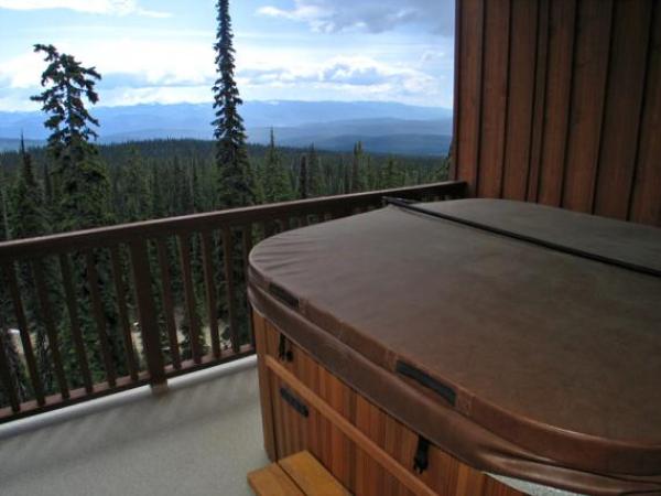 Large deck with barbecue, hottub, great views